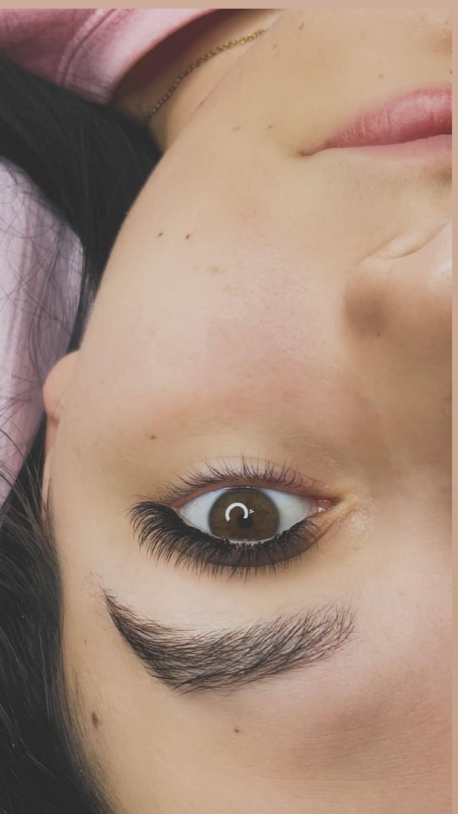 Close-up ματιού με lash extensions — δουλειά μαθήτριας